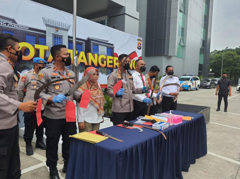 Kapolresta Tangerang Kombes Pol Zain Dwi Nugroho (tengah) merilis kasus pengungkapan geng motor yang hendak tawuran di wilayah Kabupaten Tangerang, Banten, Senin (10/1/2022). 