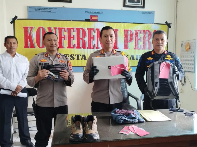 Kapolresta Yogyakarta Kombes Pol Aditya Surya Dharma, merilis kasus pencurian di gerbong kereta pada konferensi pers di Yogyakarta, Kamis (7/3/2024).