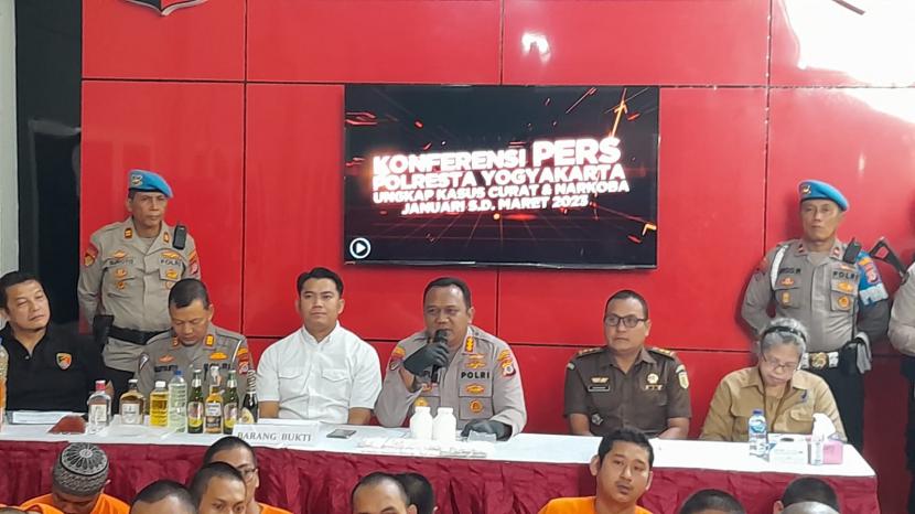  Kapolresta Yogyakarta, Kombes Pol Saiful Anwar (tengah), merilis upaya penangkapan yang dilakukan sejak Januari hingga Maret 2023. 