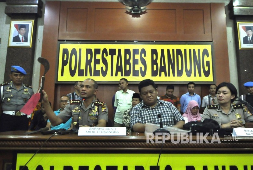 Kapolrestabes Bandung Kombes Hendro Pandowo memperlihatkan barang bukti senjata tajam miliki pelaku.