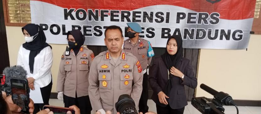 Kapolrestabes Bandung Kombes Pol Aswin Sipayung menyampaikan keterangan terkait anak di bawah umur yang melakukan pelefehan seksual kepada dua orang teman bermainnya. 