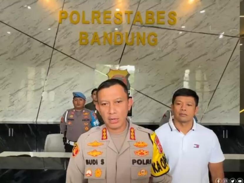 Kapolrestabes Bandung Kombes Pol Budi Sartono didampingi Kasatreskrim AKBP Agah Sonjaya.
