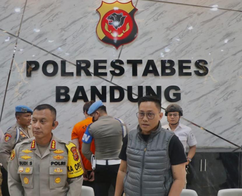 Kapolrestabes Bandung, Kombes Pol Budi Sartono didampingi  Kasatreskrim, Kompol Agta Buwana, saat rilis sebuah kasus.