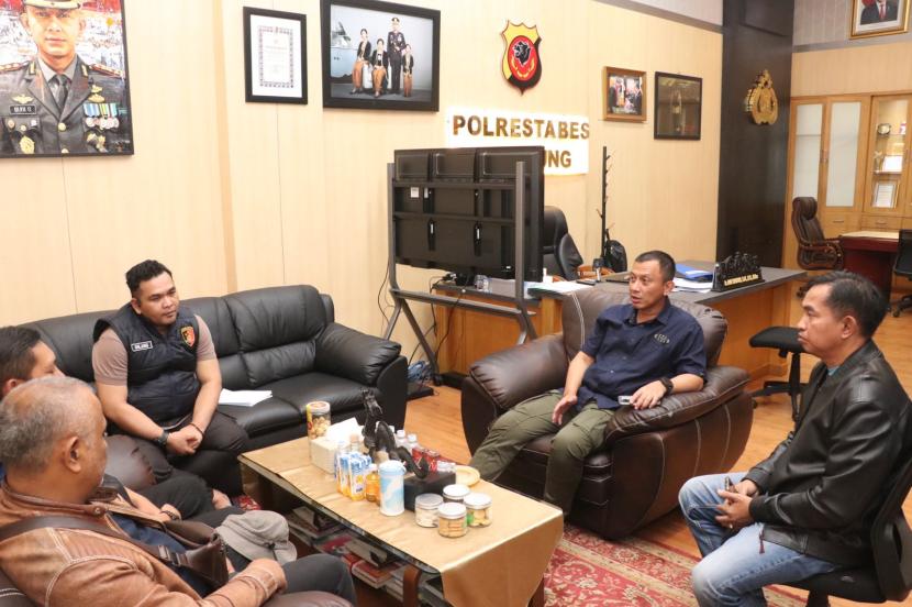 Kapolrestabes Bandung Kombes Pol Budi Sartono melakukan pertemuan dengan ormas Sundawani dan Manggala pascabentrok di Jalan Dayang Sumbi, Kota Bandung