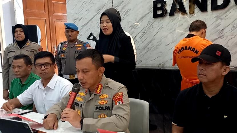 Kapolrestabes Bandung Kombes Pol Budi Sartono menyampaikan keterangan pers.