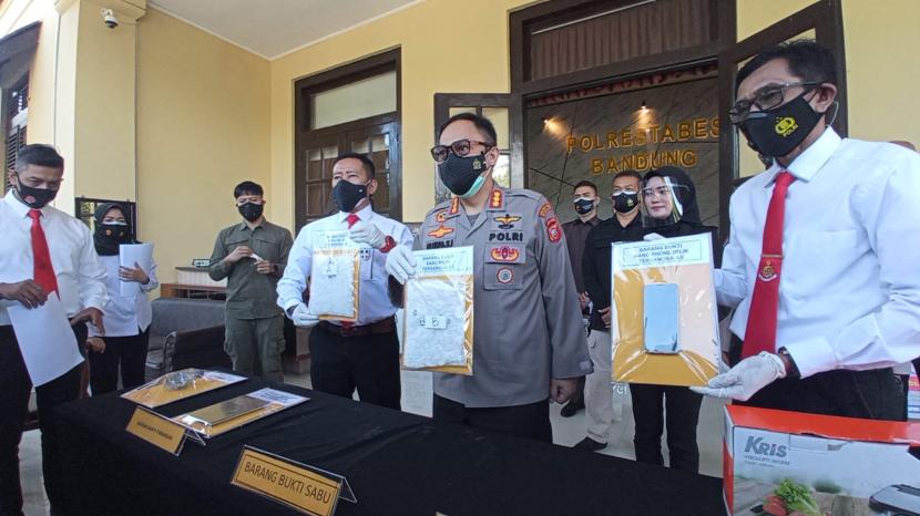 Kapolrestabes Bandung, Kombes Pol Ulung Sampurna Jaya sedang menunjukkan barang bukti sabu-sabu seberat 1 kilogram. Seorang pria berinisial AS (46) diamankan polisi karena didapati menyimpan 1 kilogram sabu. 
