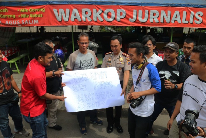 Kapolrestabes Medan Kombes Pol Sandi Nugroho (keempat kanan) berbincang bersama sejumlah jurnalis (Ilustrasi)