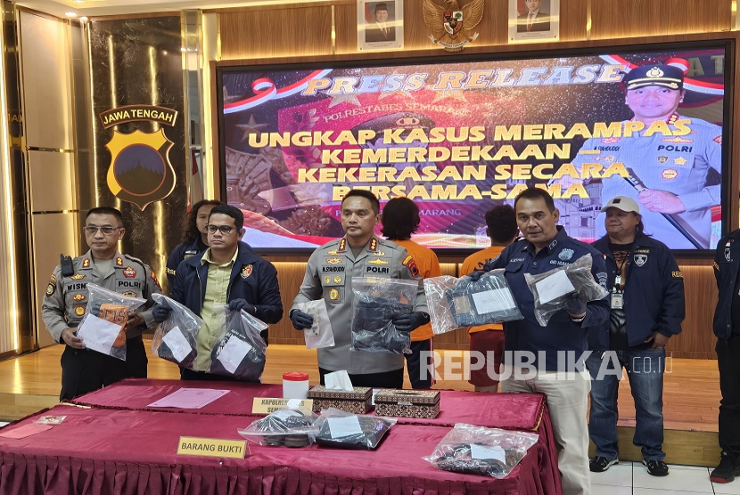 Kapolrestabes Semarang Kombes Pol M Syahduddi (tengah) menunjukkan barang bukti terkait penangkapan dua mahasiswa Undip yang diduga terlibat aksi penyekapan polisi pascakerusuhan peringatan May Day di Kota Semarang, Jumat (16/5/2025).
