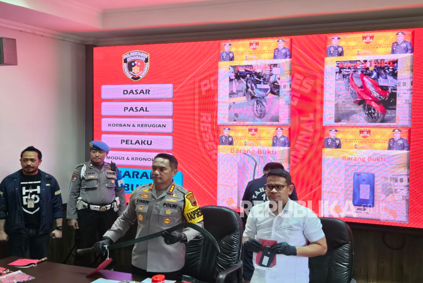 Kapolrestabes Semarang Muhammad Syahduddi menunjukkan barang bukti corbek yang digunakan dalam aksi duel pelajar di Kota Semarang, Jumat (14/2/2025). 