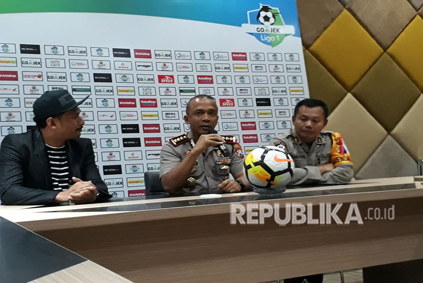 Kapolrestabes Surabaya Kombes Pol Rudi Setiawan (tengah) menggelar konferensi pers terkait persiapan pengamanan jelang pertandingan Persebaya Surabaya vs Arema FC dalam lanjutan Liga 1. Konferensi pers digelar di kediaman Wakil Wali Kota Surabaya, Sabtu (5/5)