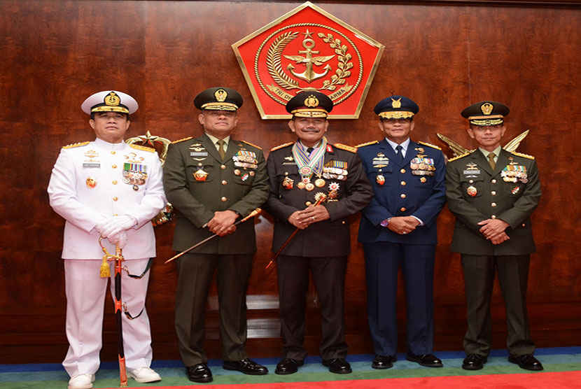 Kapolri berfoto bersama dengan pejabat TNI usai menerima penghargaan.