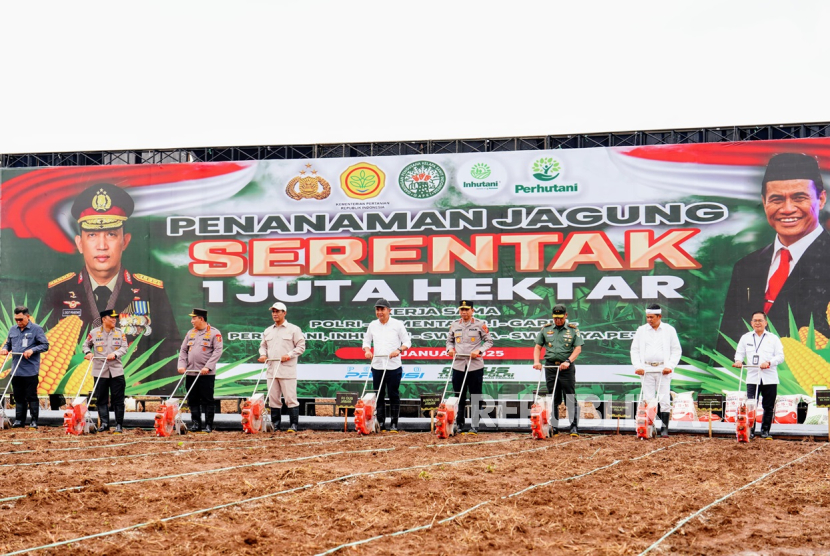 Kapolri bersama Menteri Pertanian melaksanakan kunjungan kerja sekaligus meluncurkan kegiatan penanaman jagung serentak 1 juta hektare untuk mendukung program swasembada pangan nasional yang dicanangkan Presiden.