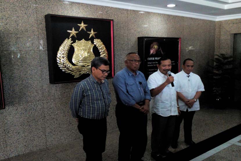 Kapolri Jenderal Badrodin Haiti (dua kanan) didampingi ketua KPK, Taufiequrachman Ruki, menggelar pertemuan di Mabes Polri, Jakarta, Sabtu (2/5).