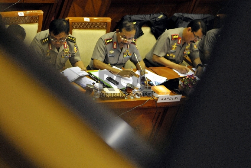  Kapolri Jenderal Badrodin Haiti (kedua kanan) bersama Wakapolri Komjen Pol Budi Gunawan (kanan) mengikuti rapat kerja dengan Komisi III DPR di Kompleks Parlemen Senayan, Jakarta, Selasa (8/9). 