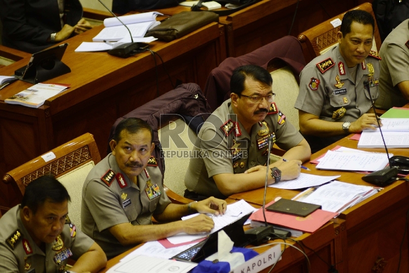 Kapolri Jenderal Badrodin Haiti (kiri) berjabat tangan dengan anggota Komisi III DPR Sarifuddin Suding saat rapat kerja di Komples Parlemen, Jakarta, Kamis (2/7). (Republika/Raisan Al Farisi)