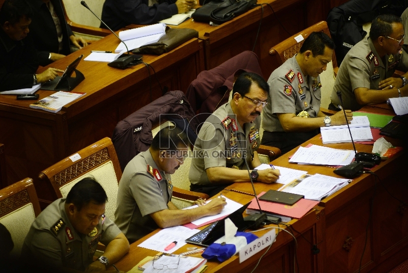 Kapolri Jenderal Badrodin Haiti (kiri) berjabat tangan dengan anggota Komisi III DPR Sarifuddin Suding saat rapat kerja di Komples Parlemen, Jakarta, Kamis (2/7). (Republika/Raisan Al Farisi)