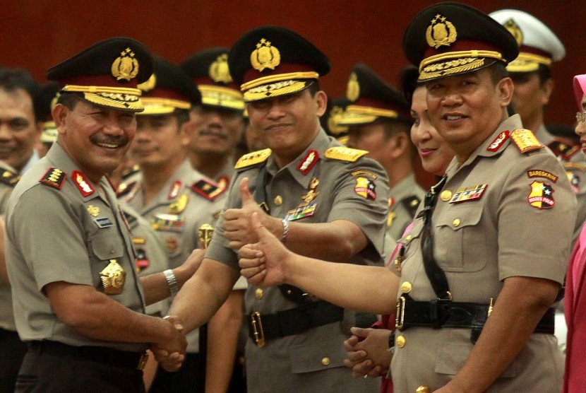 Kapolri Jenderal Badrodin Haiti (kiri) berjabat komando bersama Komjen Pol Budi Waseso (tengah) dan Komjen Pol Anang Iskandar (kanan) usai serah terima jabatan (sertijab) di Ruptama Mabes Polri, Jakarta, Senin (7/9). 