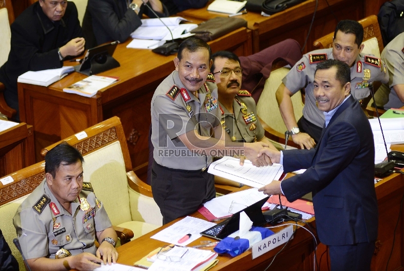 Kapolri Jenderal Badrodin Haiti (kiri) berjabat tangan dengan anggota Komisi III DPR Sarifuddin Suding saat rapat kerja di Komples Parlemen, Jakarta, Kamis (2/7). (Republika/Raisan Al Farisi)