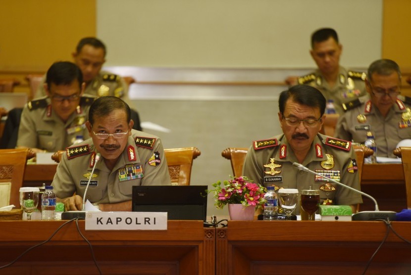 Kapolri Jenderal Badrodin Haiti (kiri) didampingi Wakapolri Komjen Budi Gunawan mengikuti rapat kerja dengan Komisi III DPR di Kompleks Parlemen, Senayan, Jakarta, Kamis (17/9).