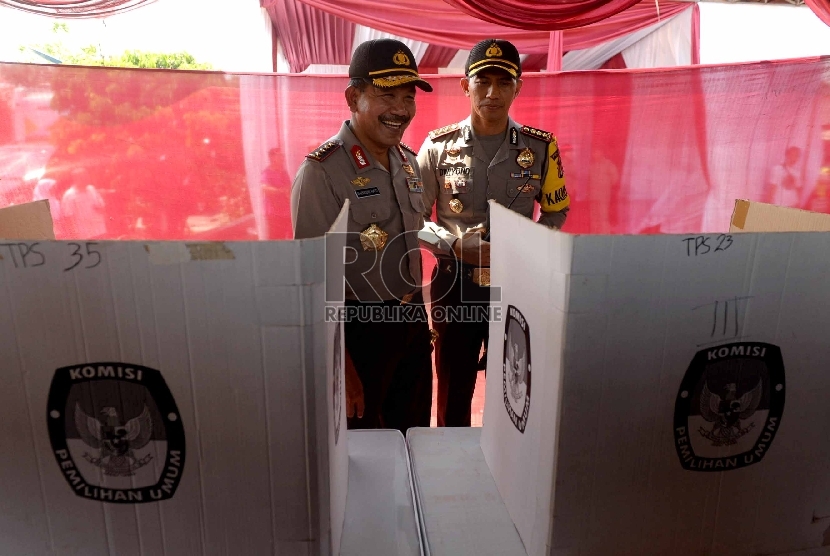  Kapolri Jenderal Badrodin Haiti meninjau pemilihan Wali Kota Depok di TPS Kampung Pilkada RW 03, Depok, Jawa Barat, Rabu (9/12). 