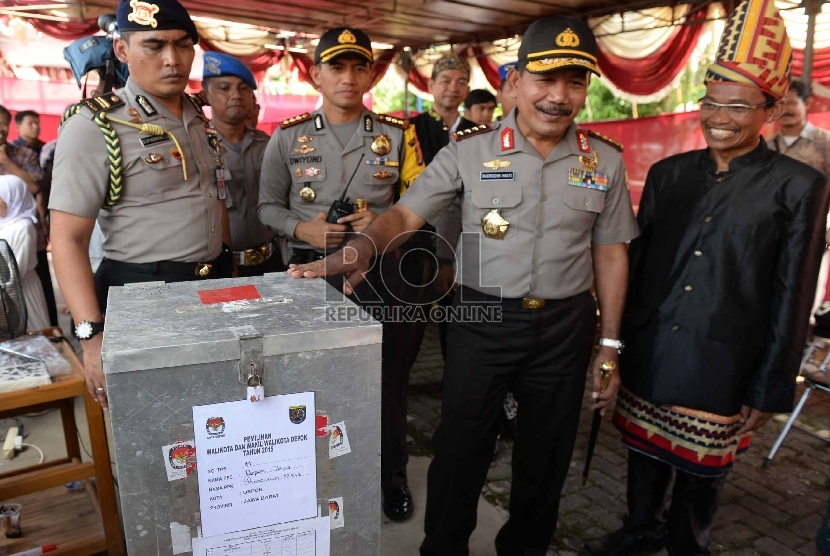 Kapolri Jenderal Badrodin Haiti meninjau pemilihan Wali Kota Depok di TPS Kampung Pilkada RW 03, Depok, Jawa Barat, Rabu (9/12). 