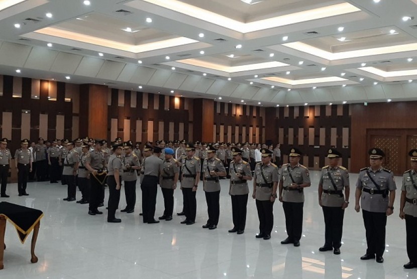 Kapolri Jenderal Idham Azis pimpin sertijab sejumlah perwira di Bareskrim Polri, Jalan Trunojoyo, Jakarta Selatan, Senin (16/12).