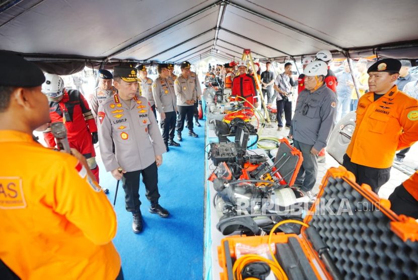 Kapolri Jenderal Listyo Sigit melakukan pengecekan langsung kesiapsiagaan tanggap bencana Provinsi Daerah Istimewa Yogyakarta di Satbrimobda Polda DIY.