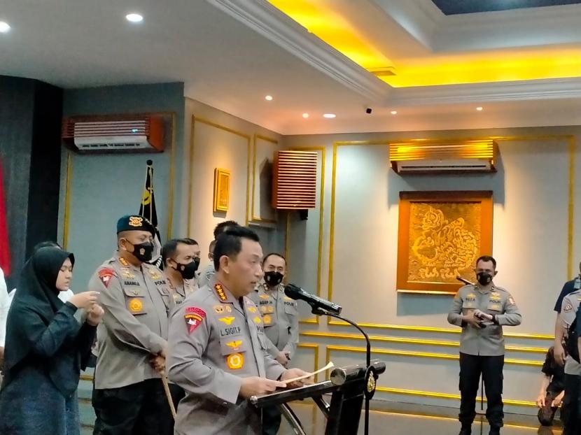 Kapolri Jenderal Listyo Sigit mengumumkan enam tersangka yang menjadi pihak bertanggung jawab dalam tragedi Kanjuruhan di Mapolresta Malang Kota (Makota), Kamis (6/10/2022). 