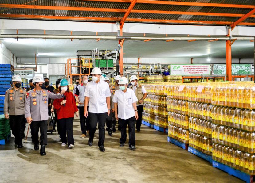 Kapolri Jenderal Listyo Sigit Prabowo bersama dengan Menteri Perdagangan RI Muhammad Lutfi meninjau langsung pabrik minyak goreng PT Bina Karya Prima di Cilincing, Jakarta Utara.