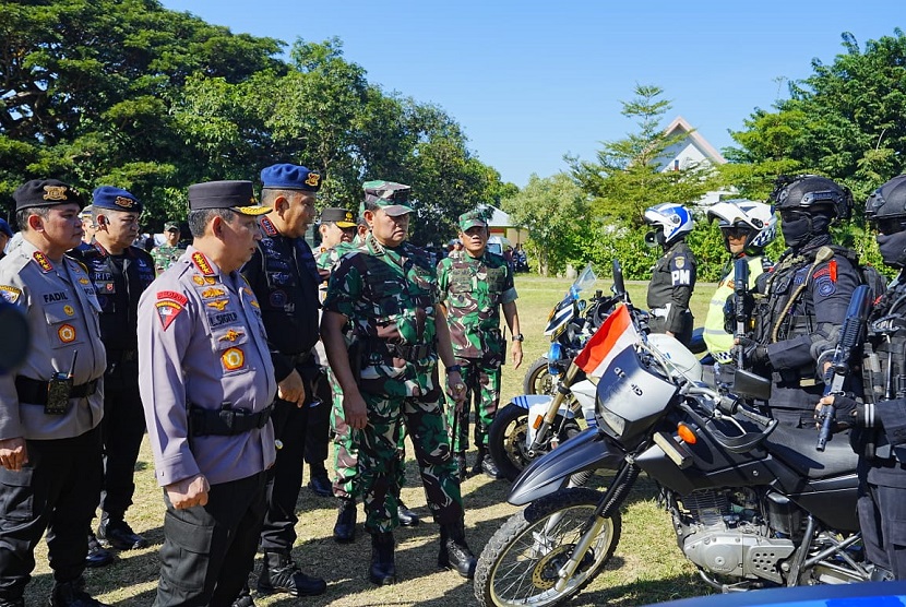 Kapolri Jenderal Listyo Sigit Prabowo bersama dengan Panglima TNI Laksamana Yudo Margono memimpin Apel Gelar Pasukan dalam rangka pengamanan  Konferensi Tingkat Tinggi (KTT) ASEAN di Labuan Bajo, Nusa Tenggara Timur (NTT). 