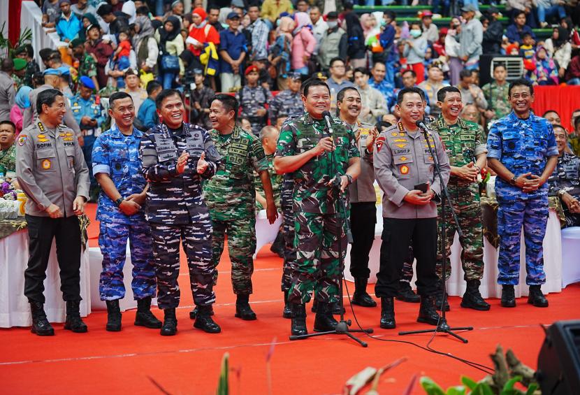 Kapolri Jenderal Listyo Sigit Prabowo bersama dengan Panglima TNI Laksamana Yudo Margono menghadiri kegiatan bakti kesehatan dan sosial yang diselenggarakan oleh alumni Akabri 1989 (Altar 89) dalam rangka 34 tahun pengabdian di Tasikmalaya, Jawa Barat.