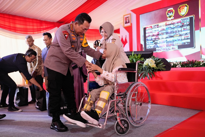 Kapolri Jenderal Listyo Sigit Prabowo bersama dengan Panglima TNI Laksamana TNI Yudo Margono menghadiri kegiatan bakti sosial dan kesehatan yang diselenggarakan oleh Akabri 1991 di Malang, Jawa Timur, Sabtu, (21/10/2023). 