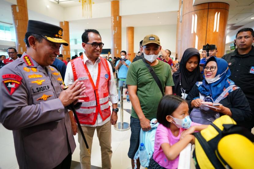 Kapolri Jenderal Listyo Sigit Prabowo bersama dengan stakeholder terkait terus melanjutkan tinjauan pengamanan dan pelayanan arus mudik Lebaran tahun 2023. Kali ini, berlangsung di Bandara Internasional Juanda, Sidoarjo, Jawa Timur. 