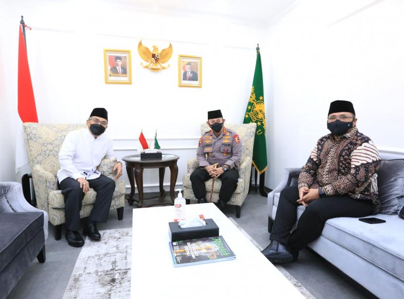 Kapolri Jenderal Listyo Sigit Prabowo bersama Ketum PBNU Yahya Cholil Staquf dan Menag Yaqut Cholil Qoumas meninjau program vaksinasi booser, Kamis (21/4/2022). 