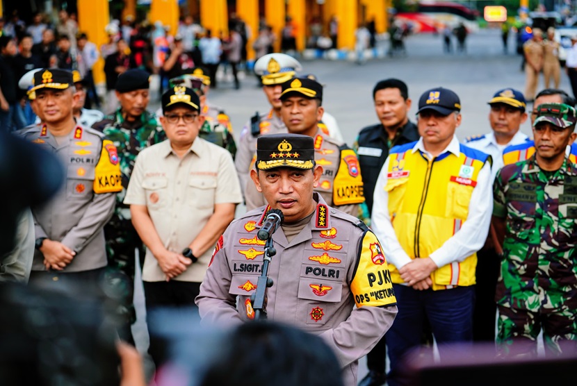 Kepala Polri (Kapolri) Jenderal Listyo Sigit Prabowo saat melakukan pengecekan kesiapan arus mudik Lebaran 2024 di Terminal Purabaya, Sidoarjo, Jawa Timur, Kamis (4/4/2024).