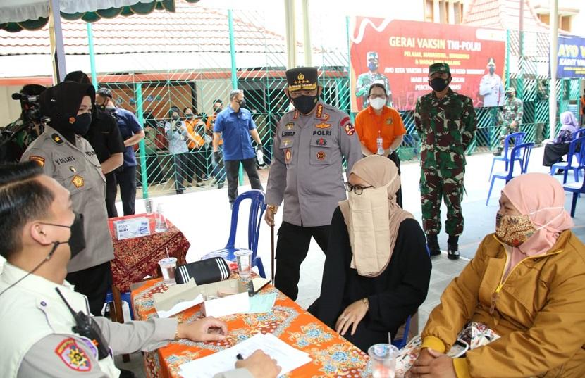 Kapolri Jenderal Listyo Sigit Prabowo bersama Panglima TNI Marsekal Hadi Tjahjanto meninjau kegiatan vaksinasi massal di Jawa Timur hari ini. Vaksinasi dilakukan serentak di 114 titik di 38 kab/kota di Provinsi Jawa Timur (Jatim).