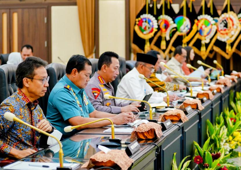 Kapolri Jenderal Listyo Sigit Prabowo bersama para menteri terkait menggelar rapat lintas sektoral untuk mematangkan kesiapan pengamanan arus mudik dan balik Hari Raya Idul Fitri 2023, di Gedung Rupatama Mabes Polri, Jakarta Selatan, Kamis (6/3/2023). 