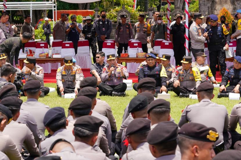 Kapolri Jenderal Listyo Sigit Prabowo bersama Pejabat Utama (PJU) Mabes Polri menggelar gladi bersih apel pasukan pengamanan KTT G20 di Bali, Ahad (6/11/ 2022). 