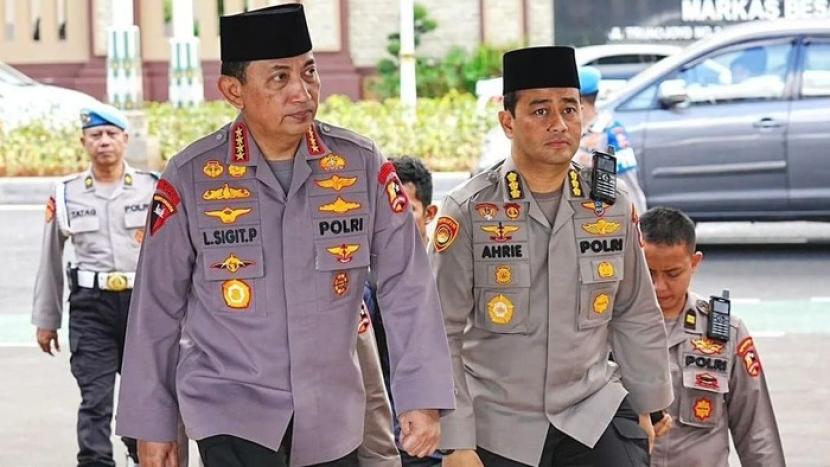 Kapolri Jenderal Listyo Sigit Prabowo bersama Sekretaris Pribadi Kombes Ahrie Sonta Nasution (kanan).