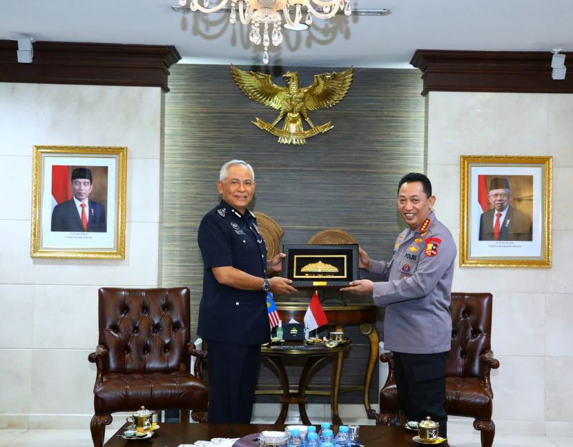 Kapolri Jenderal Listyo Sigit Prabowo bertemu dengan Kepala Kepolisian Malaysia (Inspector General of Police) Tan Sri Acryl Sani bin Abdullah Sani di Mabes Polri, Jakarta Selatan, Selasa (25/1/2022).