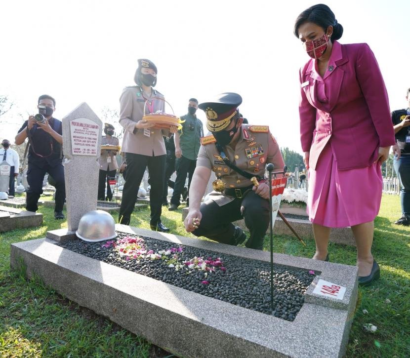 Kapolri Jenderal Listyo Sigit Prabowo berziarah ke Taman Makam Pahlawan (TMP) Kalibata, Jakarta Selatan. 