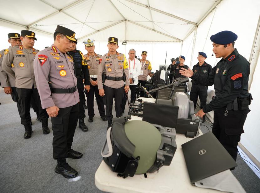 Kapolri Jenderal Listyo Sigit Prabowo beserta jajaran melakukan peninjauan langsung ke jajaran Korps Brimob Polri yang bertugas melakukan pengamanan serta penjagaan Konferensi Tingkat Tinggi (KTT) G20 di Bali.