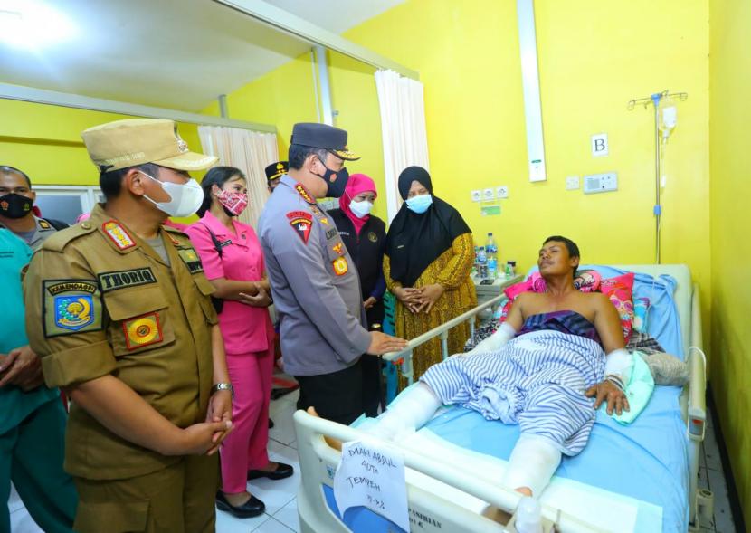  Kapolri Jenderal Listyo Sigit Prabowo beserta Ketua Umum Bhayangkari Juliati Sigit Prabowo melihat langsung kondisi korban erupsi Gunung Semeru yang dirawat di RSUD Pasirian Lumajang.