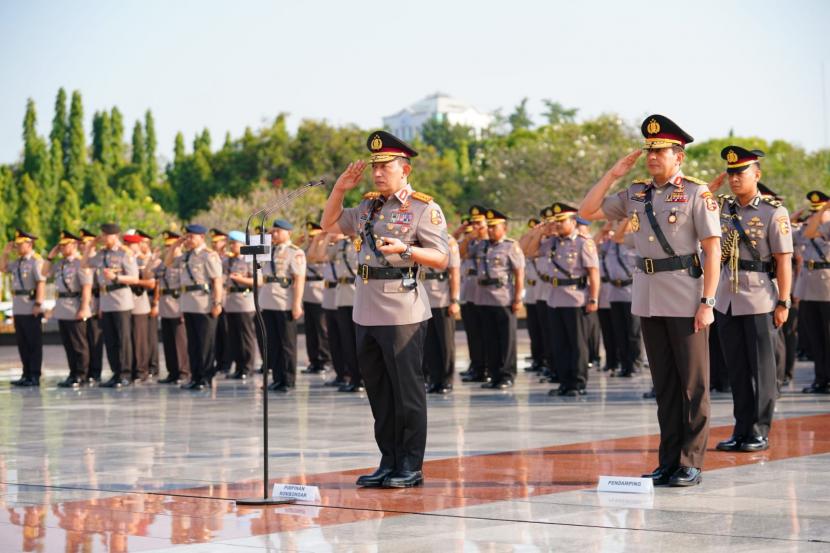 Kapolri Jenderal Listyo Sigit Prabowo beserta Pejabat Utama (PJU) Mabes Polri berziarah serta tabur bunga ke Taman Makam Pahlawan (TMP) Kalibata, Jakarta Selatan, Jumat, 30 Juni 2023.