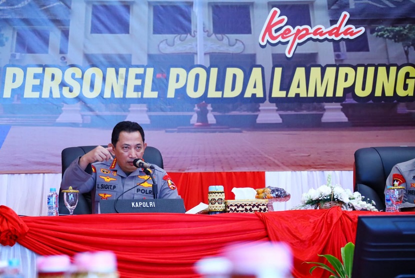 Kapolri Jenderal Listyo Sigit Prabowo dalam pengarahannya di Polda Lampung, Selasa (11/1/2022). Kapolri meminta jajarannya turun ke lapangan dan cepat layani pengaduan