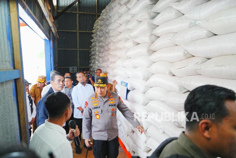 Kapolri Jenderal Listyo Sigit Prabowo dan Mentan Amran Sulaiman meninjau Gudang Bulog Cabang Bone di Tanete Riattang, Sulawesi Selatan (Sulsel), Jumat (16/5/2025).