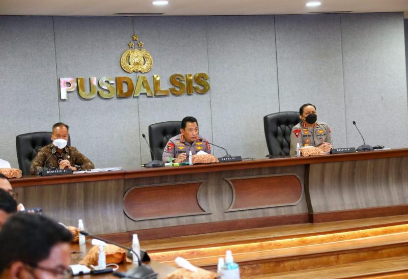 Kapolri Jenderal Listyo Sigit Prabowo dan Menteri Perindustrian (Menperin) Agus Gumiwang Kartasasmita menggelar rapat evaluasi terkait ketersediaan dan stabilitas harga minyak goreng, di Gedung Mabes Polri, Jakarta Selatan, Senin (4/4/2022).