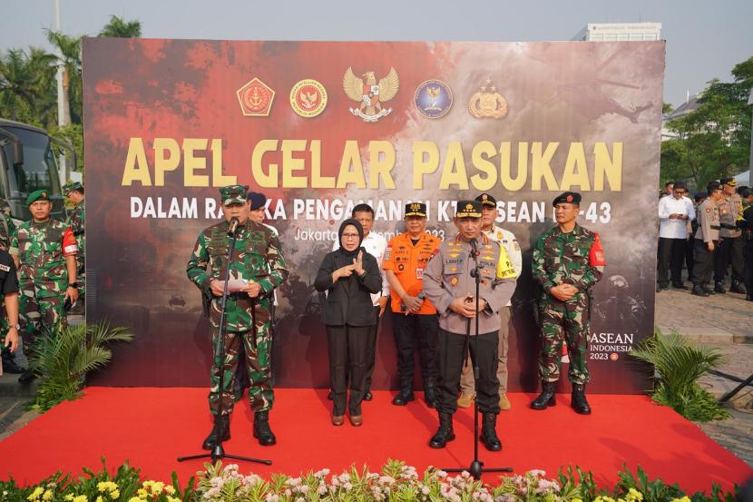 Kapolri Jenderal Listyo Sigit Prabowo dan Panglima TNI Laksamana Yudo Margono memimpin apel dan mengecek kesiapan pasukan operasi Tri Brata Jaya 2023, dalam mengamankan Konferensi Tingkat Tinggi (KTT) ke-43 ASEAN.