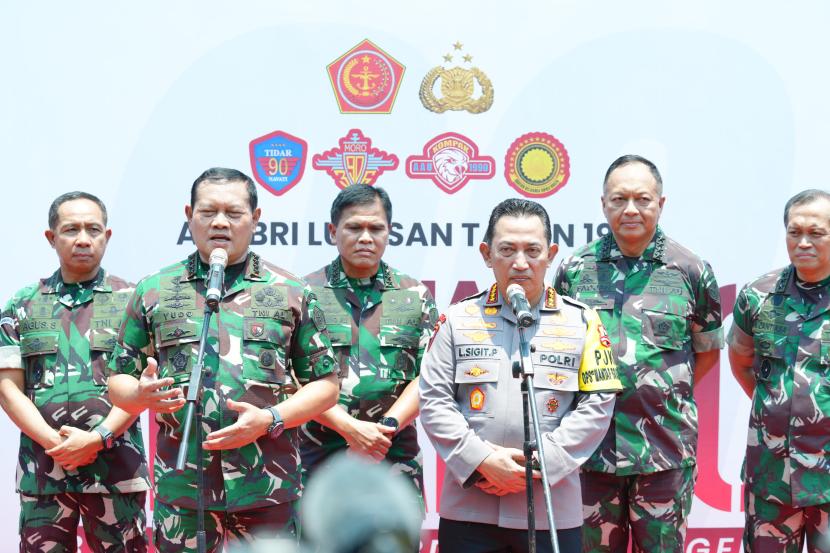 Kapolri Jenderal Listyo Sigit Prabowo dan Panglima TNI Laksamana Yudo Margono menghadiri acara bakti sosial (baksos), bakti kesehatan dan kegiatan sosial yang dilakukan oleh alumni Akabri 1990, di Gelora Bung Karno (GBK), Jakarta.