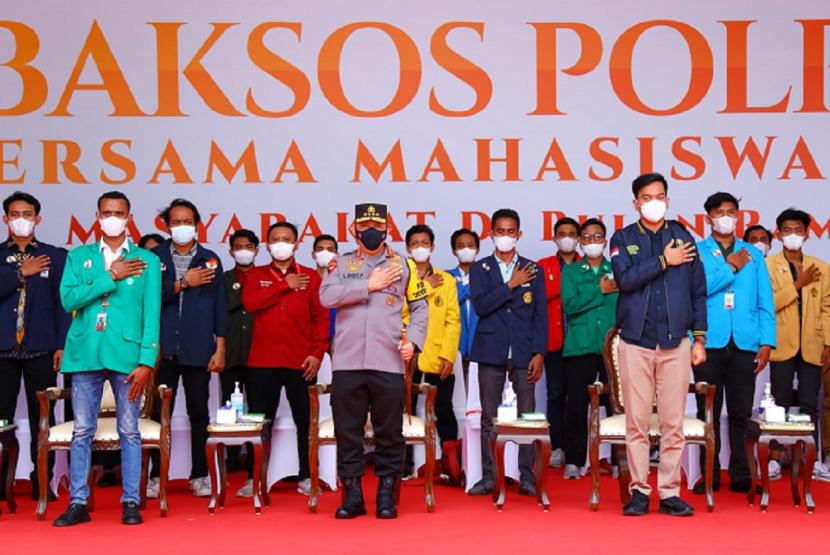 Kapolri Jenderal Listyo Sigit Prabowo di acara bertajuk Bakti Sosial Polri Presisi Bersama Mahasiswa, BEM dan OKP untuk Masyarakat di Bulan Ramadhan Penuh Berkah di Lapangan Banteng, Jakarta Pusat, Senin (25/4/2022).